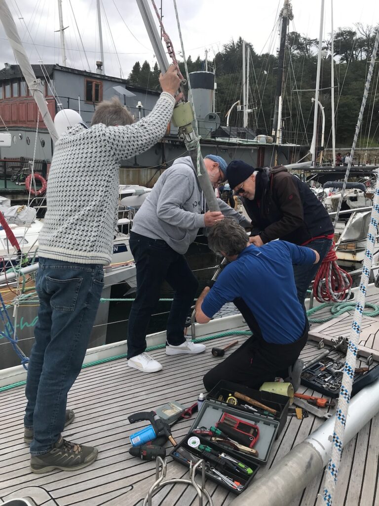 Segler helfen zusammen, kaputte Ausrüstung zu reparieren