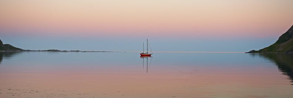 Blauwasseryacht vor Anker