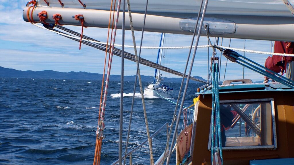 lädierte Yacht im Schlepp